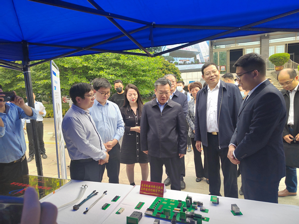 中航光电高价值专利产品展台.jpg